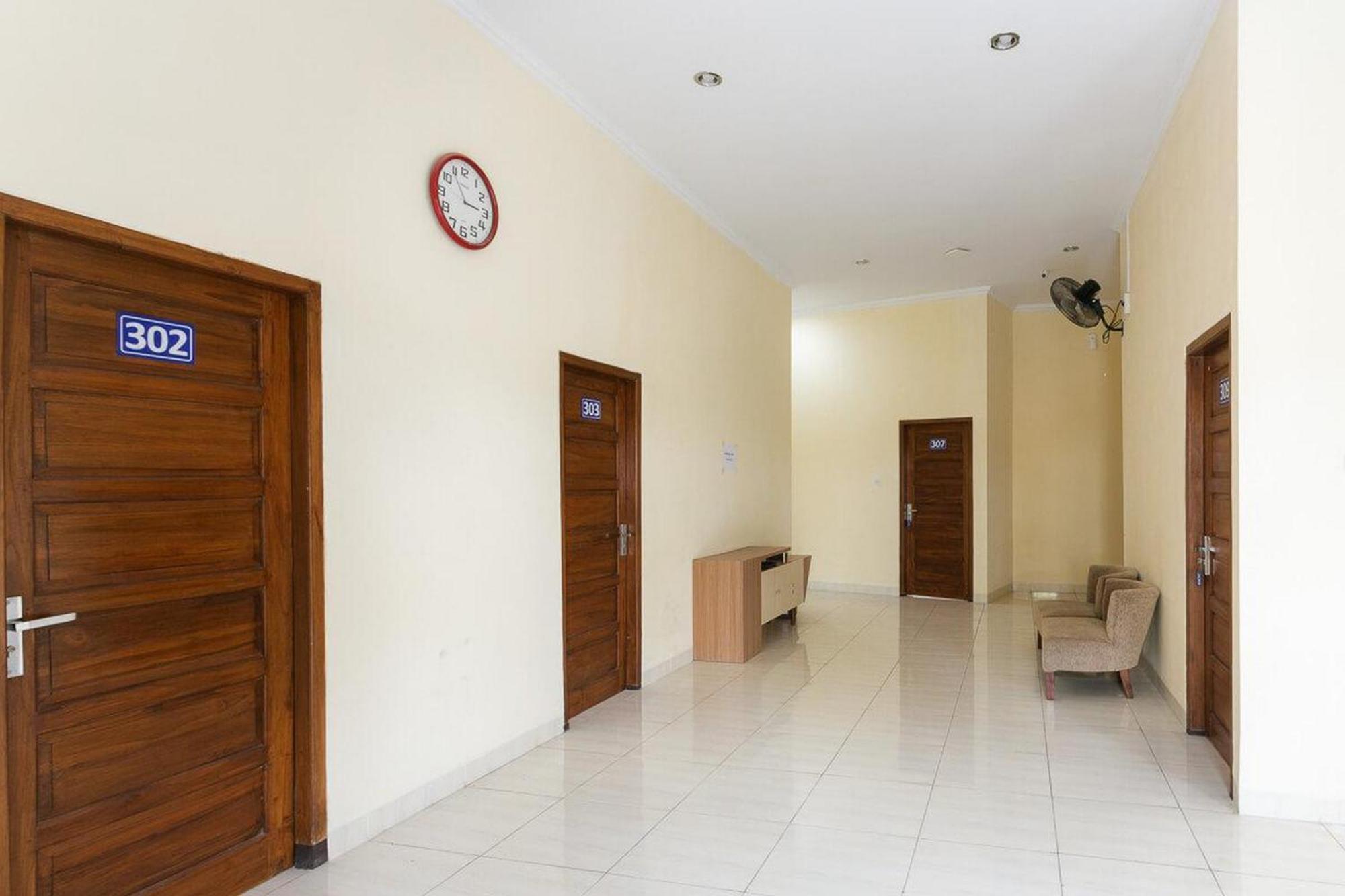 Reddoorz Syariah Near Purwosari Train Station Ξενοδοχείο Solo Εξωτερικό φωτογραφία