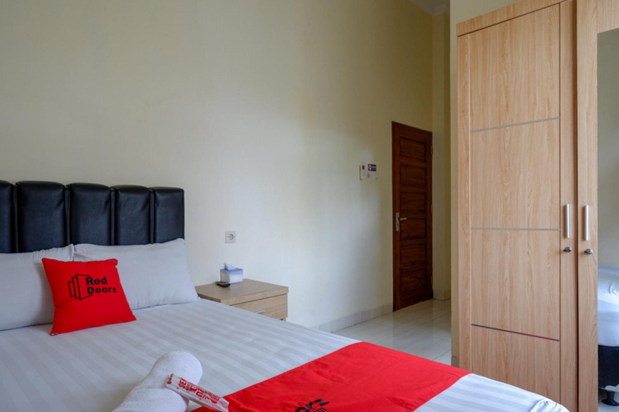 Reddoorz Syariah Near Purwosari Train Station Ξενοδοχείο Solo Εξωτερικό φωτογραφία